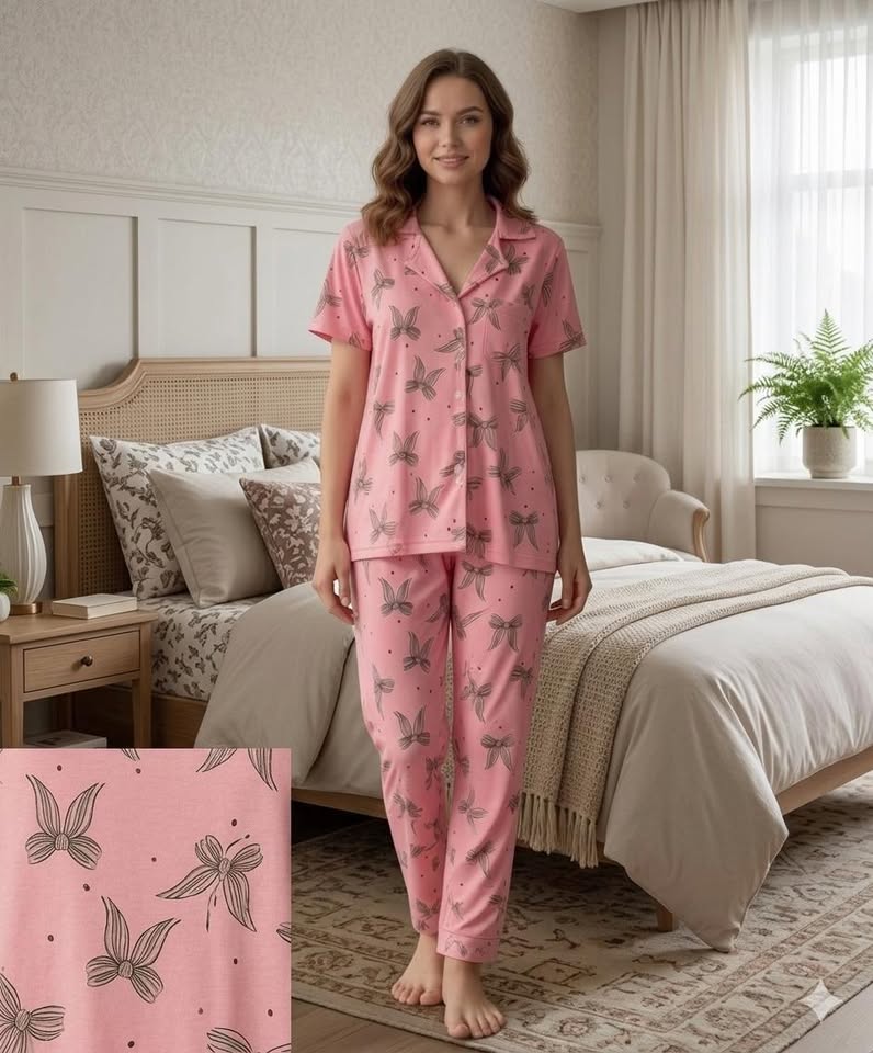 Kadın Pembe Desenli Kısa Kollu Pijama Takımı – Rahat Kesim Yumuşak Dokulu Ev Giyim Seti