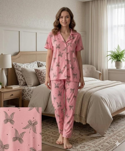 Kadın Pembe Desenli Kısa Kollu Pijama Takımı – Rahat Kesim Yumuşak Dokulu Ev Giyim Seti